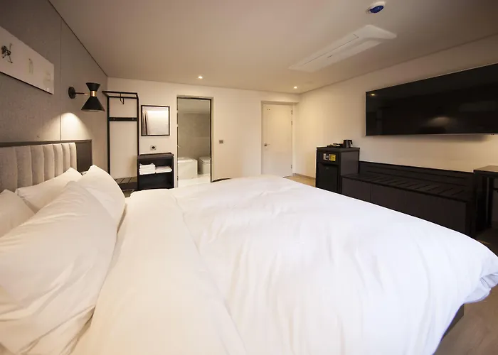 Hound Yeonsan Hotel Busan