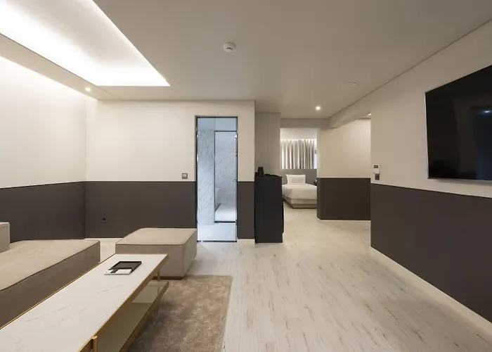 Hound Yeonsan Hotel Busan