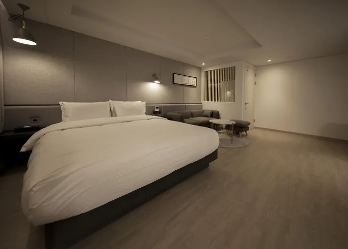 Hound Yeonsan Hotel Busan